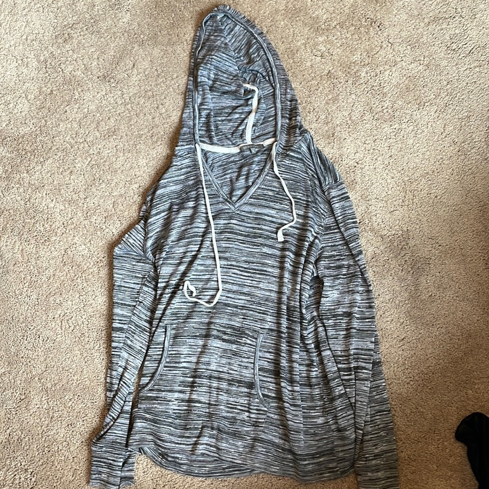 Lightweight hoody with pocket